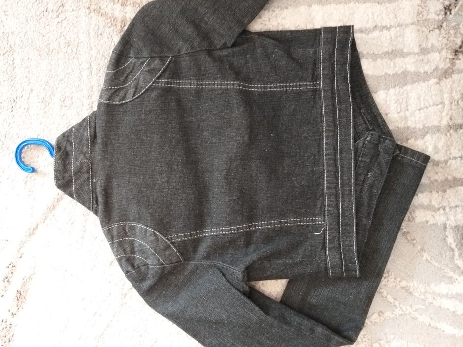 Дамско късо яке до под бюста.