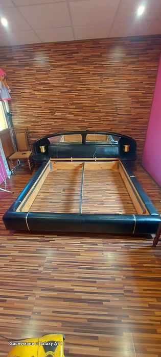 Продавам кожена спалня с матрак