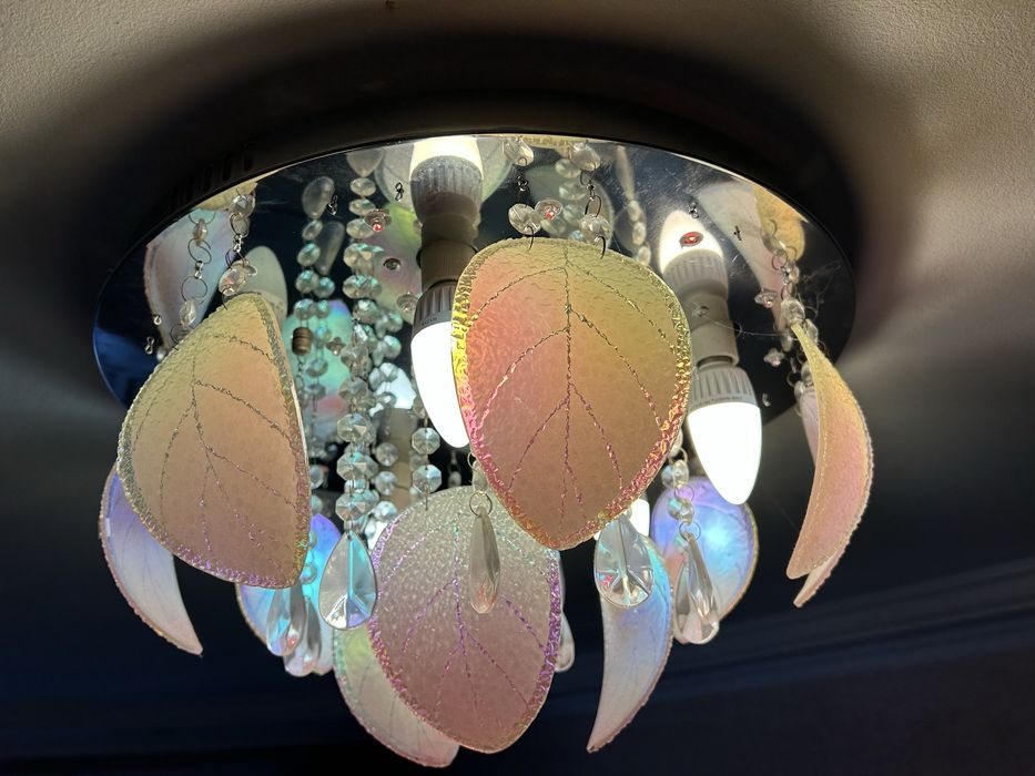 Продам люстру меняет свет