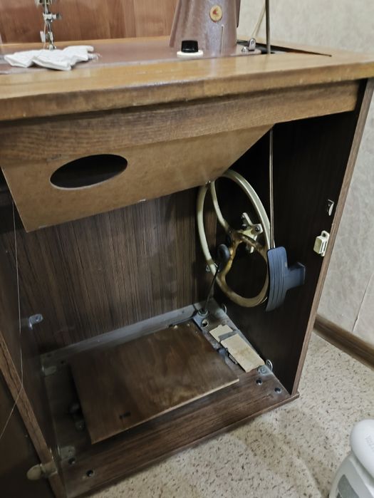 Швейная машинка с тумбой