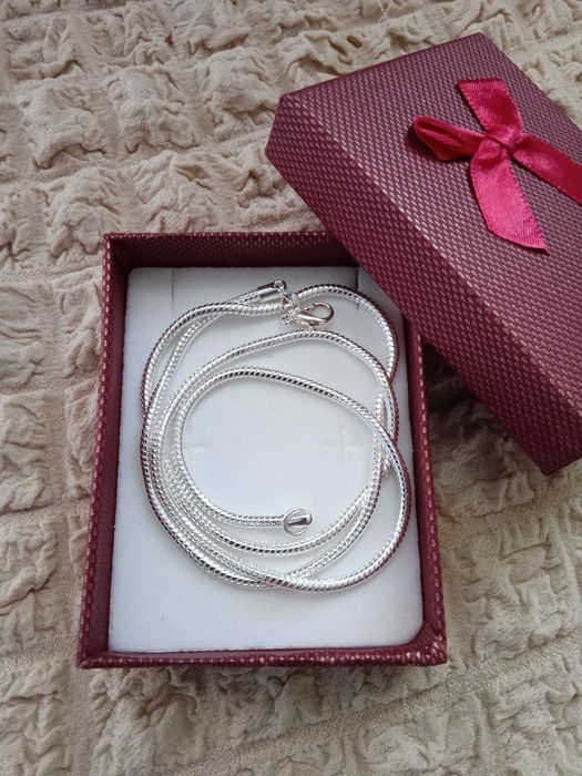 Нов, сребърен ланец кръгла "змийска" плетка. В кутия.