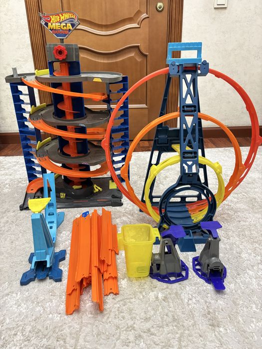 Трек трасса и гараж Hot Wheels от Mattel