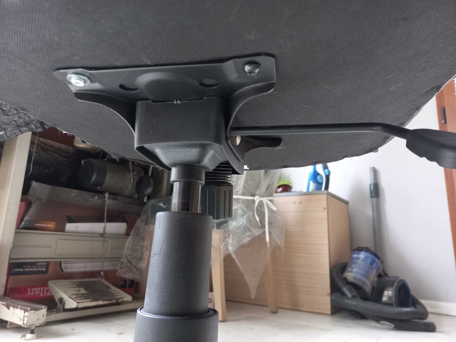 Продавам офис стол