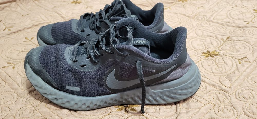 Adidasi Nike Revolution marimea 37.5