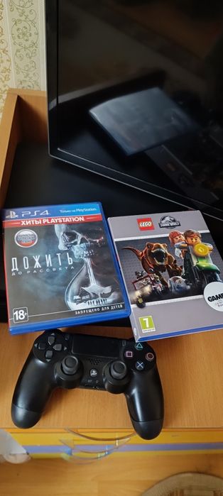 Продам PS4 в комплекте 2 джойстика