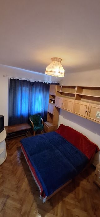 Închiriez apartament la etaj într-o casă  cu P+1