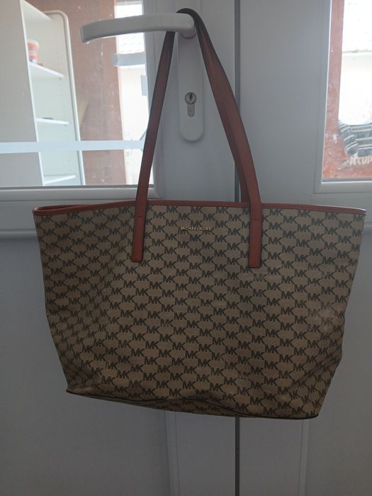 Geanta Michael Kors,făcută din piele naturala,nu este rupta sau julita