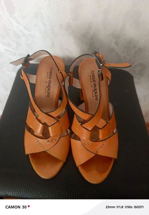 Женские сандалии