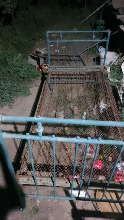 Sim karovatlar sotiladi