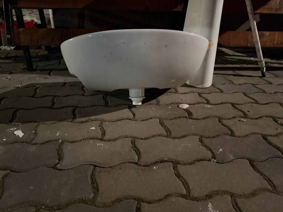 Vand chiuveta cu picior