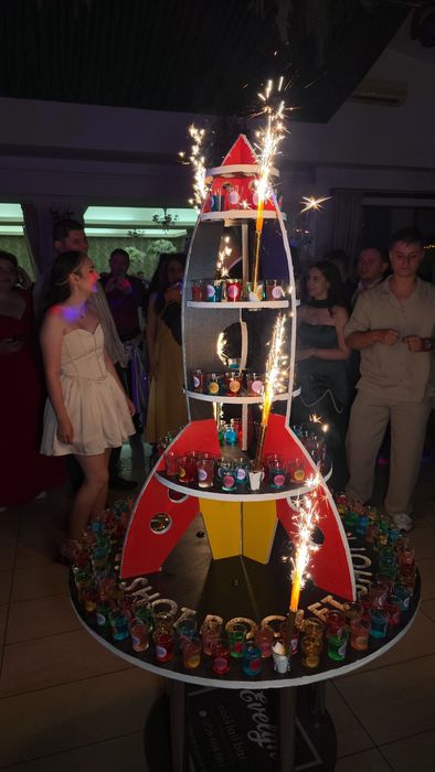 TORT Shot Rocket by Evelyn Cocktailbar (rachetă de 170 shot-uri ).