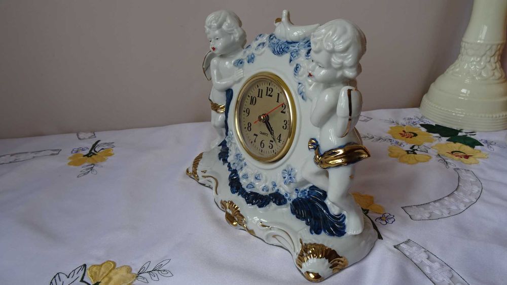 Порцеланов настолен часовник  с херувими и гълъби.