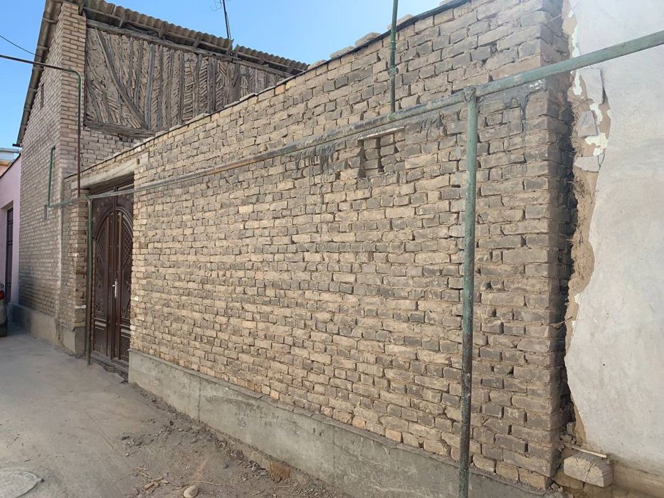 уй куришга жой,эски шахарда жойлашган