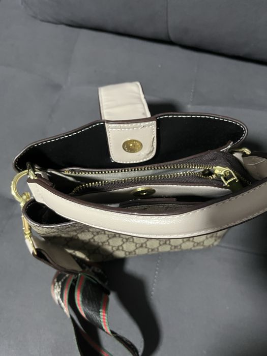 Сумка с монограммой,наплминающая Gucci