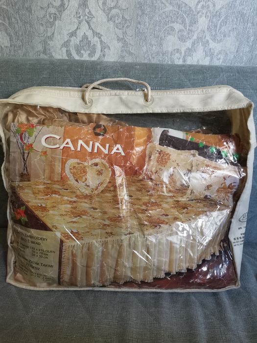 Продаётся покрывало  с наволочками на двухспальную кровать