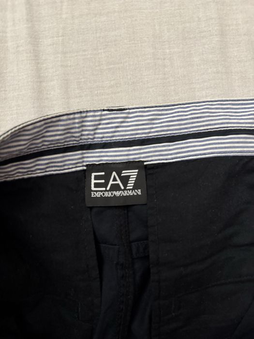 Pantaloni scurți Emporio Armani – casual și eleganți