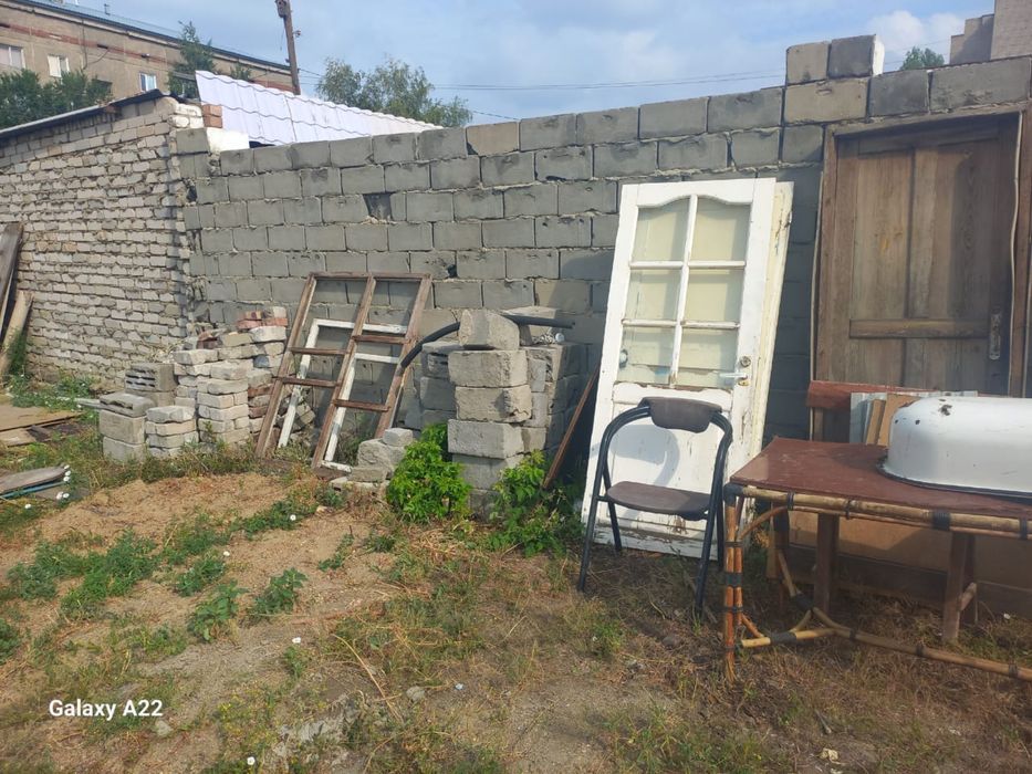 Продам дрова, кирпичи, 4 двери.