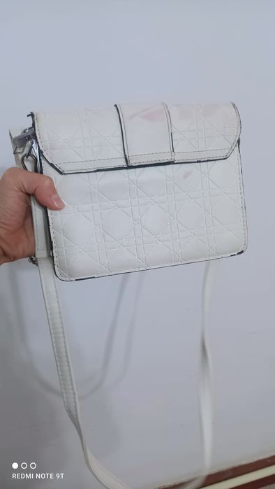 Дамская сумочка Dior белого цвета