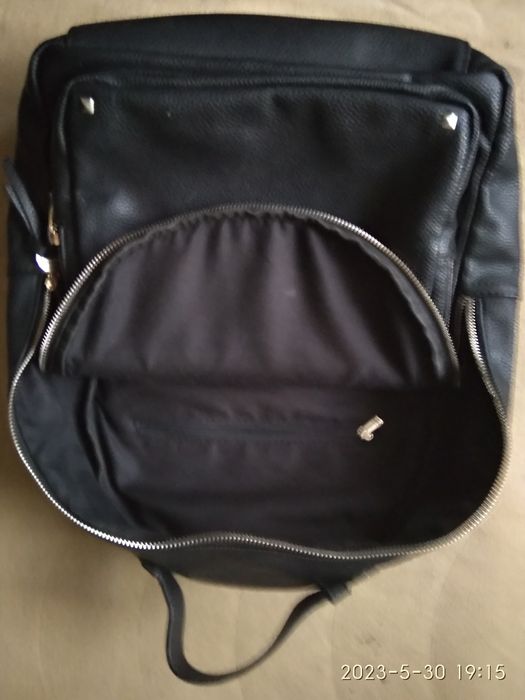 2 броя Раници от черна изкуствена кожа , голяма и малка .