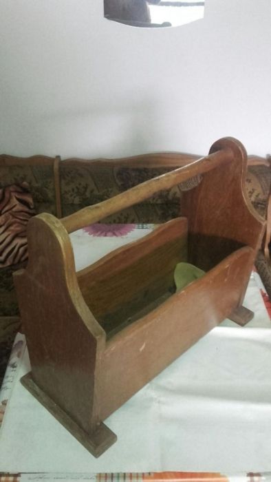 Suport pentru ziare,din stejar masiv,in stare buna.