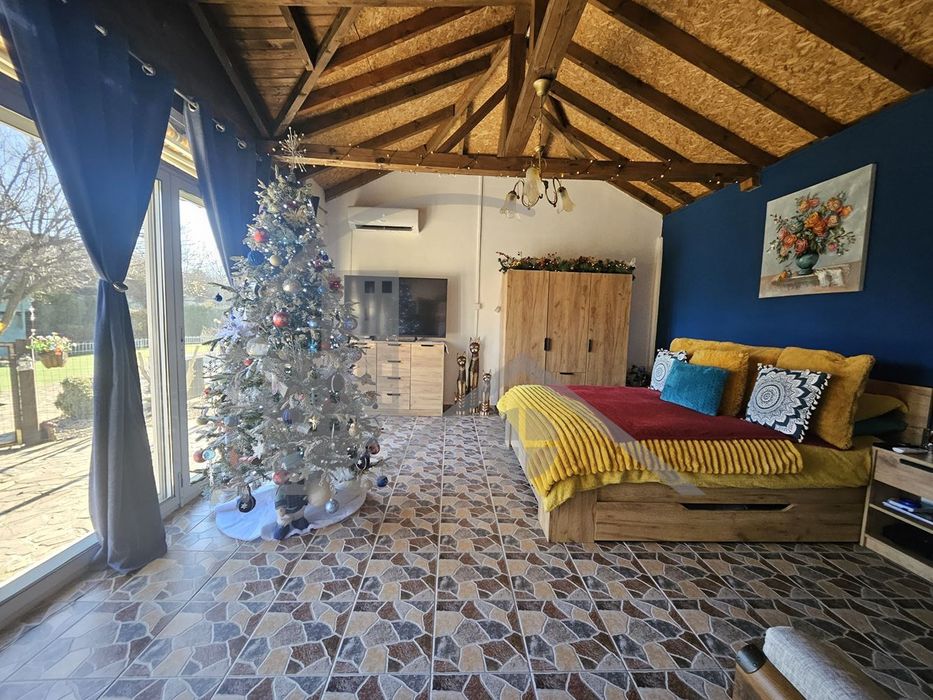 Къща с басейн, гараж и прекрасен двор