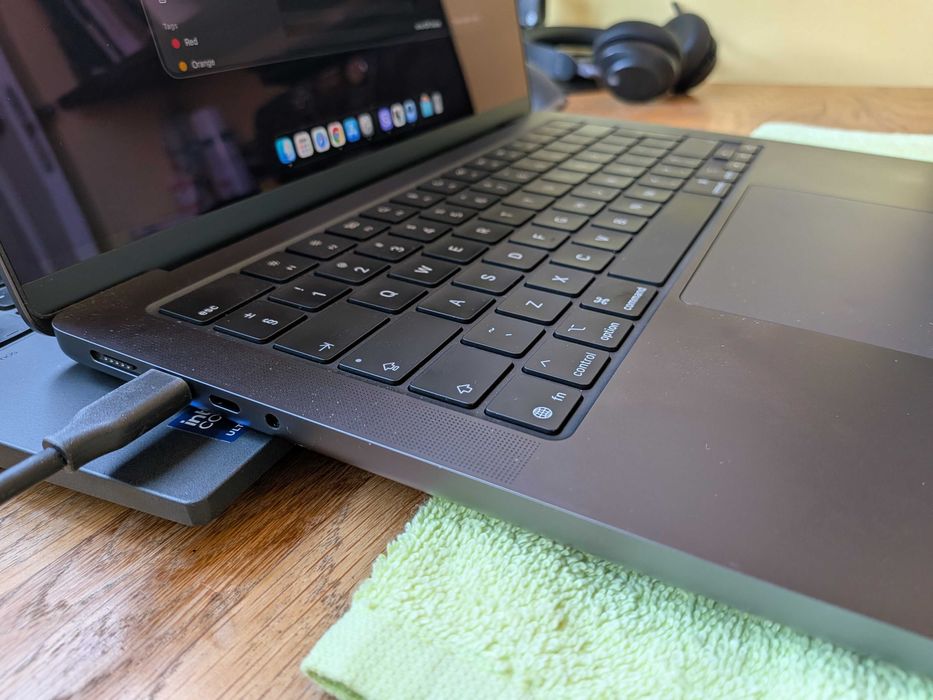 MacBook Pro 14" M5 10-CPU, 10-GPU, 16GB RAM, 512GB SSD В ГАРАНЦИЯ 27/01/2027г