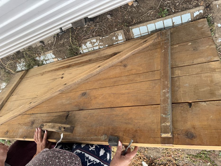 Продам деревянную дверь