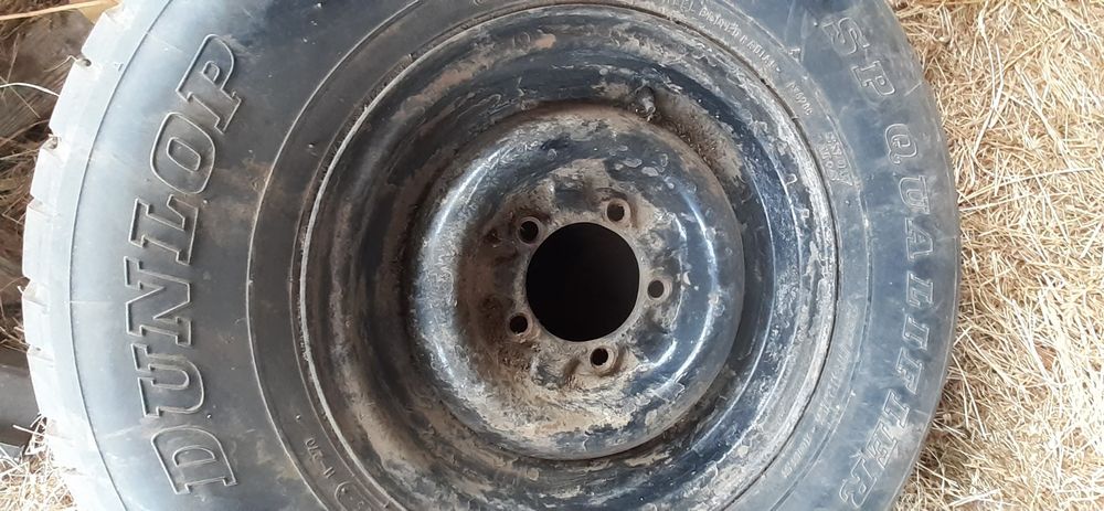 Продавам гуми със джанти за Уаз 235/75 15