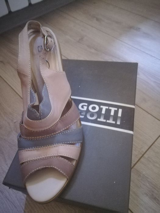 Продам обувь 39 размера