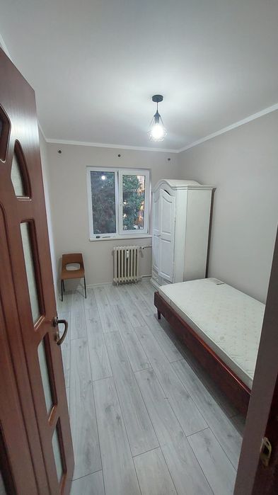 Inchiriez camera intr-un apartament de 3 camere pt. elevi de liceu