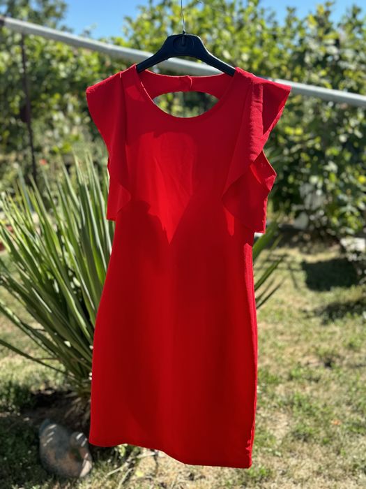 Къса Червена рокля с ефектен гръб с къдрици