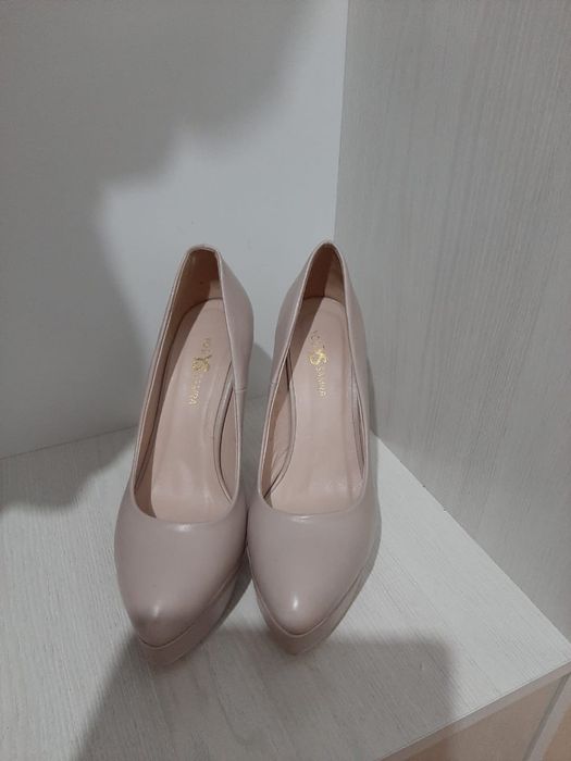 Каблуки белые кожаные