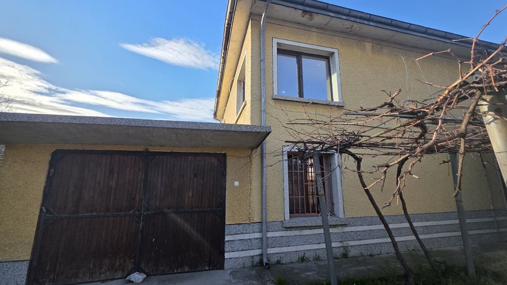 Двуетажна къща в с.Кочево, общ.Садово