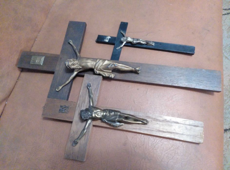 Crucifix din lemn și metal