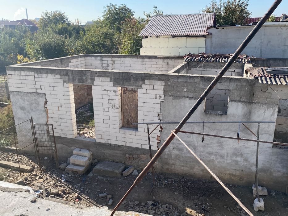 Vand constructie la rosu . 750 mp teren intravilan