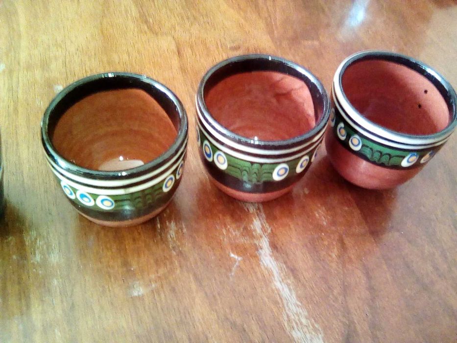 керамични чашки, канички, стомничка и един сет чашка с чинийка