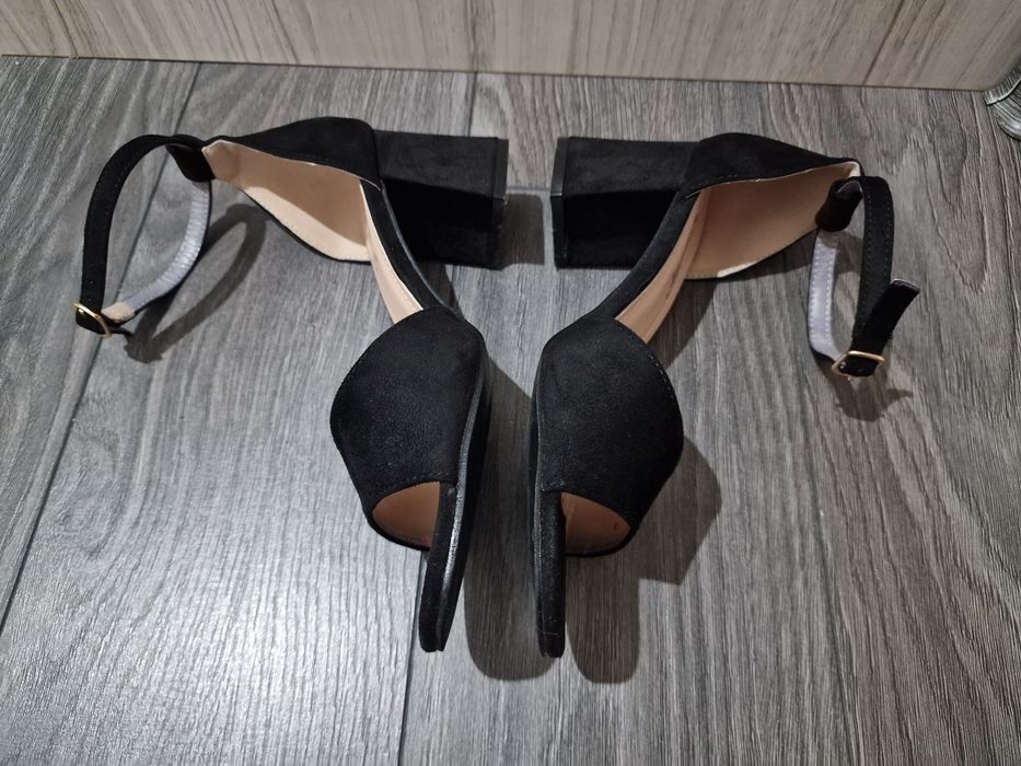 Черни велурени сандали