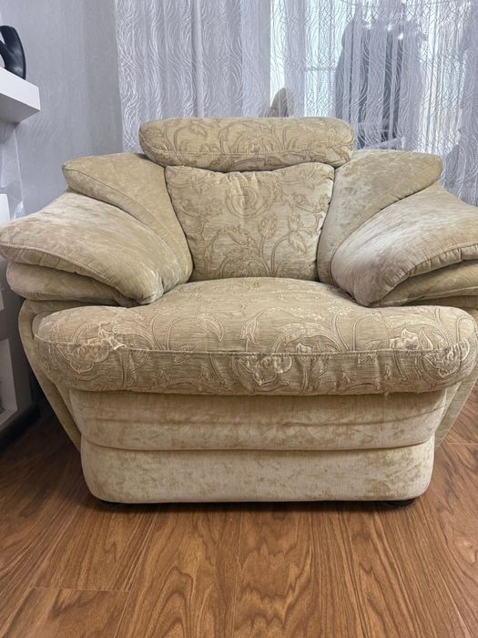 Продам 2 дивана и 2 кресла