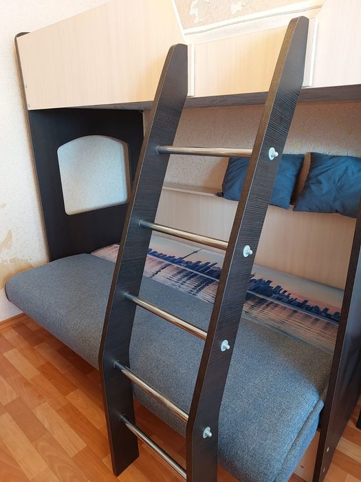 Продам двухъярусную кровать.