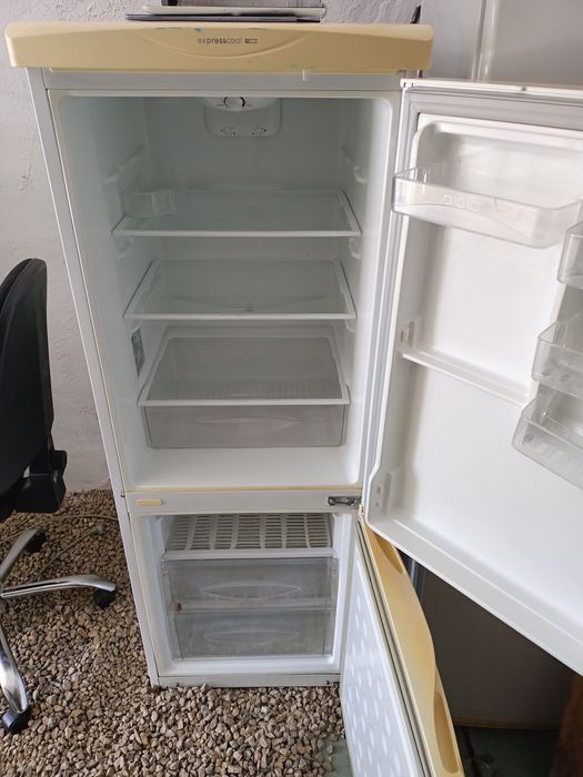 Продам не рабочие холодильники 2 шт