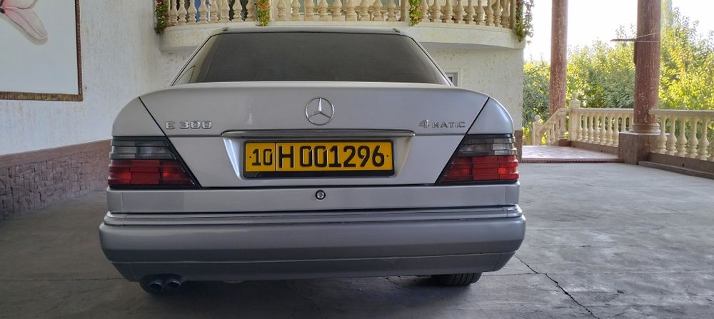 Продаётся автомобиль марки Mercedes-Benz E300 4 Matic
