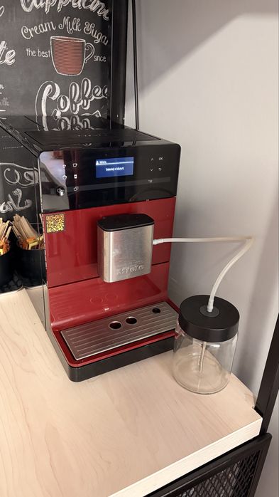 Expresor cafea Miele cu recipient lapte inclus