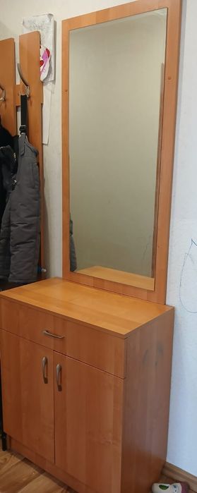Прихожка. Вешалка, зеркало с комодом