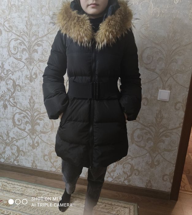 Продам пуховик с мехом енота