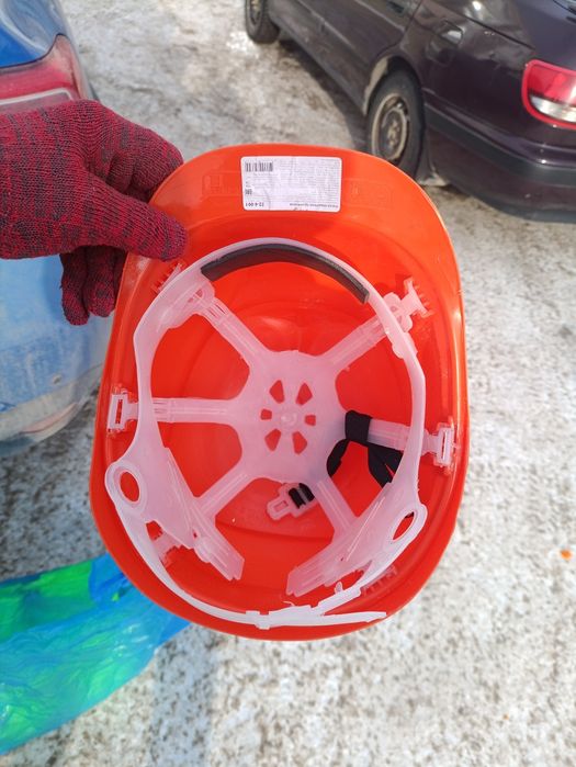 Каски, мастерки, желетки, пистолет