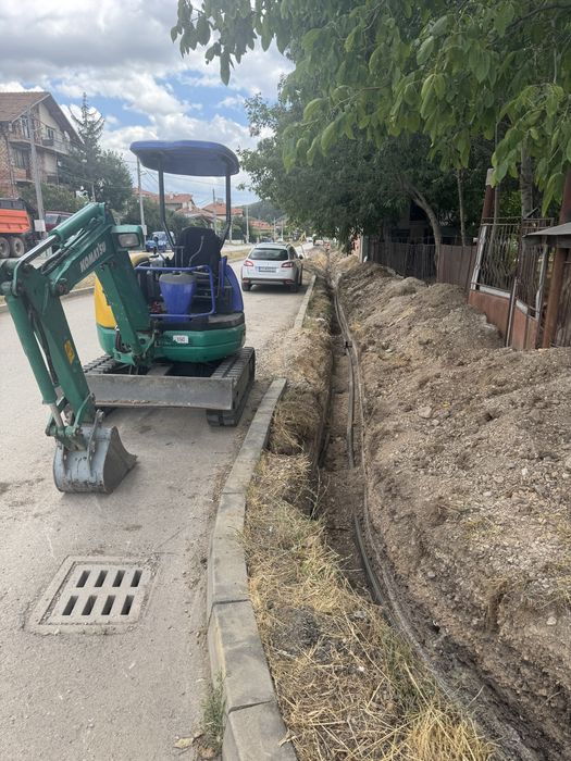 Изкопни дейности с мини багер и самосвал.