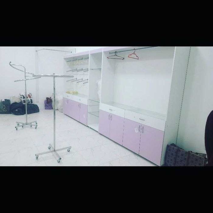 Magazin doʻkon apteka dorixona uchun mebel zakazga stellaj polka vitri