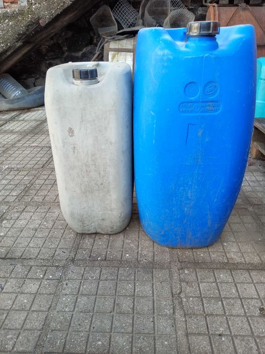 Продавам пластмасови туби