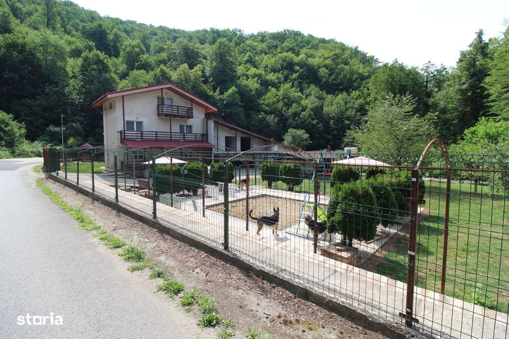 Vând casă P+E+M în Govăjdia, la 14km de Hunedoara, teren 1100mp, garaj