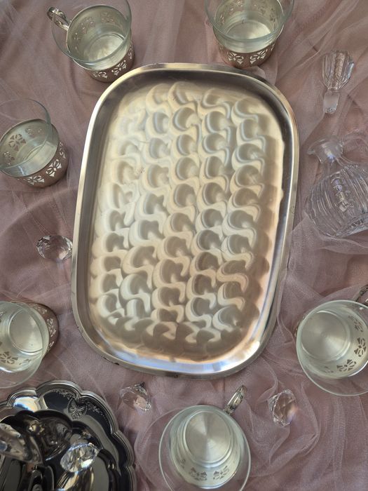 Посребрен поднос с шест чаши